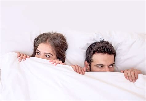 pocisiones en la cama|8 posiciones para evitar relaciones sexuales。